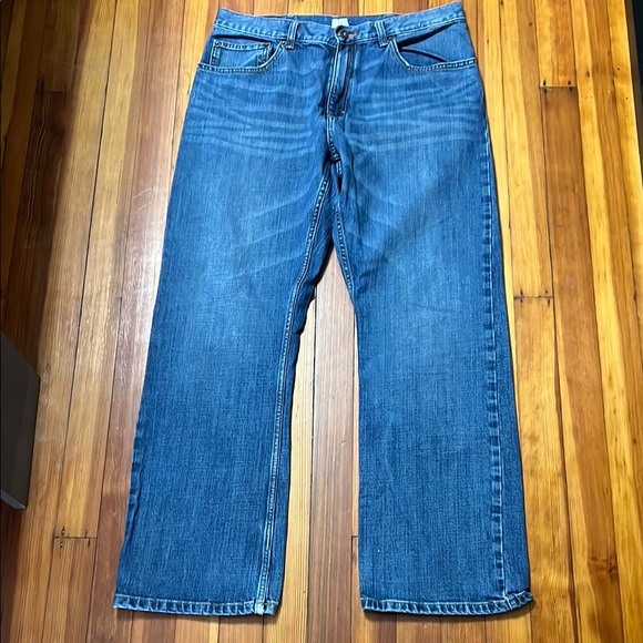 Relaxed Blue Jeans with Classic Style - Picture 1 of 11